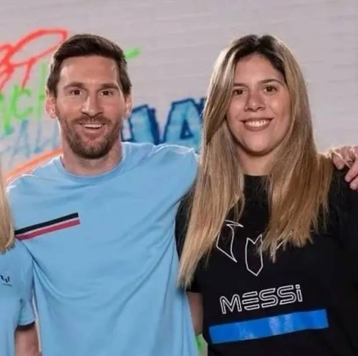 Lionel Messi posa junto a su hermana María Sol Messi durante un evento familiar.