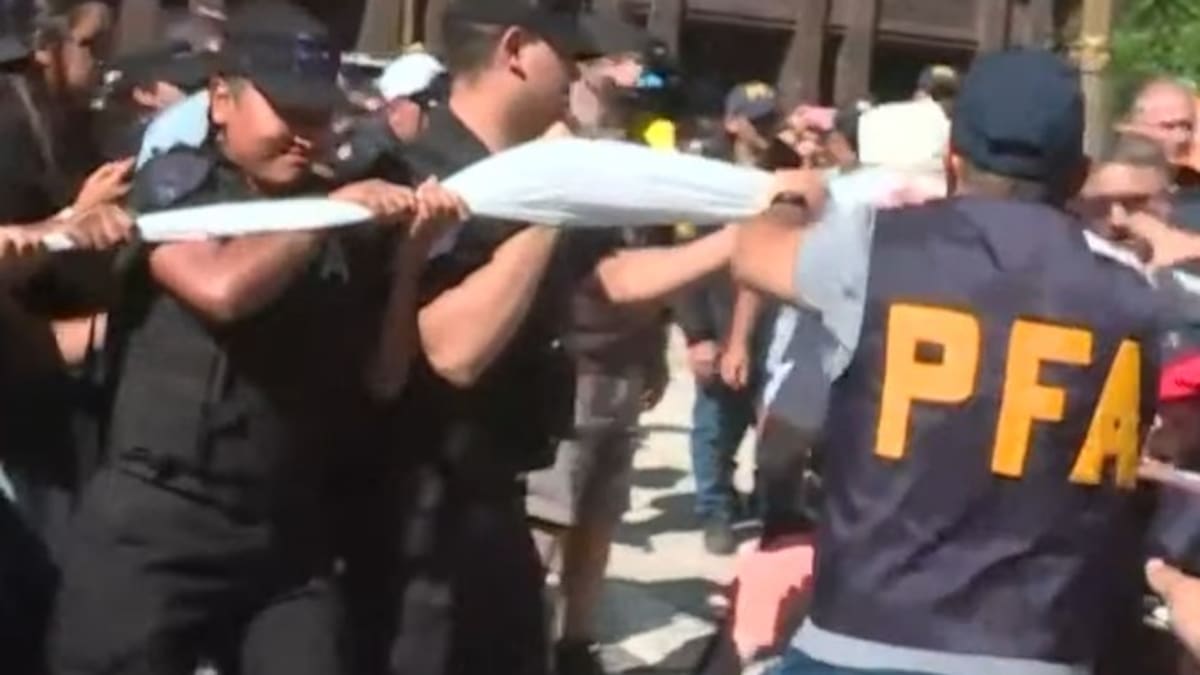 La Policía avanzó contra los manifestantes en Plaza de Mayo.