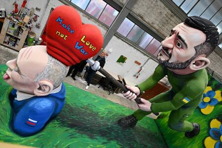Carro de carnaval con la imagen de Zelenski y Putin. Foto: Reuters (Jana Rodenbusch)