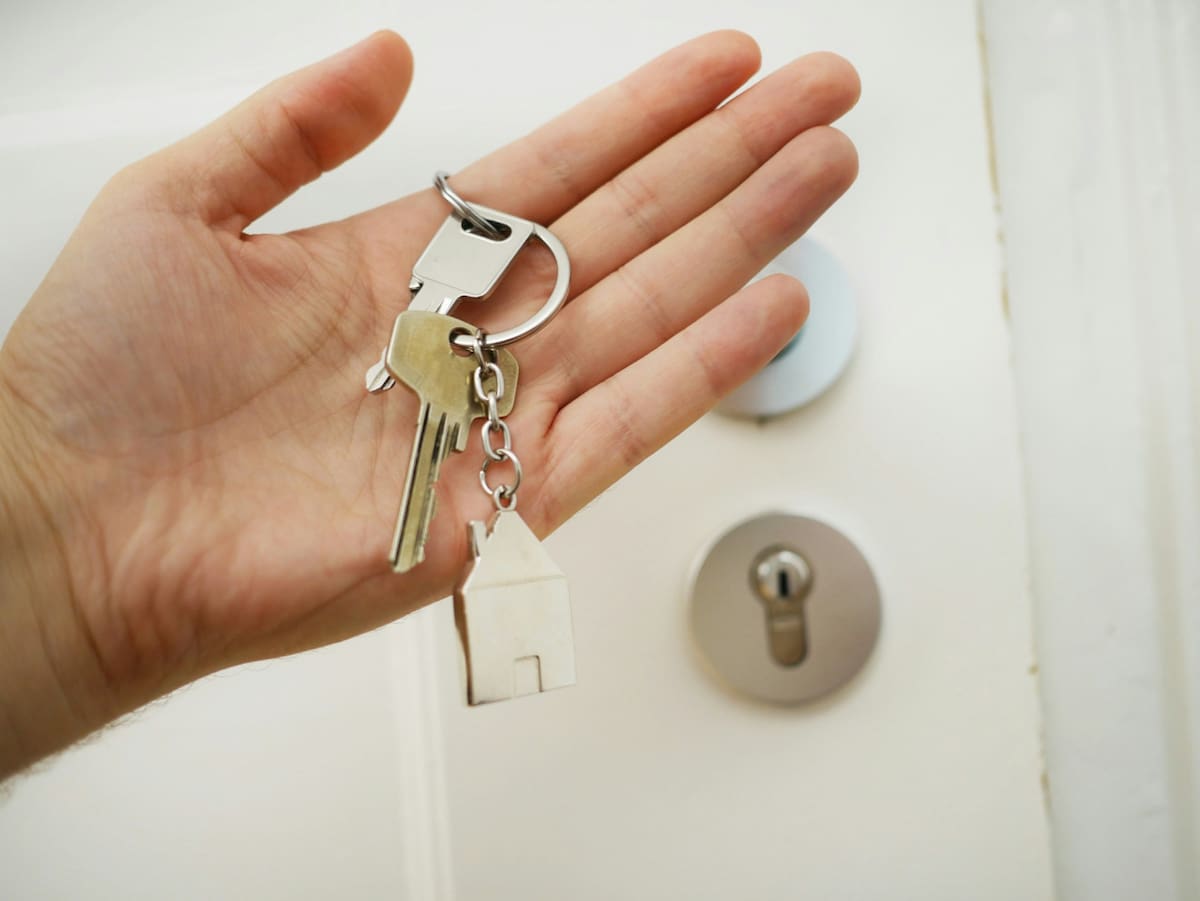 Puerta, cerradura, llave. Foto Unsplash.
