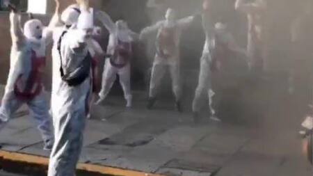 Los barras disfrazados de "Fantasmas de la B" en la sede de Independiente. Foto: captura de video.