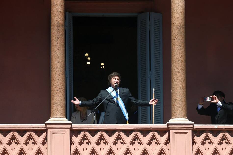 Javier Milei en el balcón de la Casa Rosada. Foto: Reuters