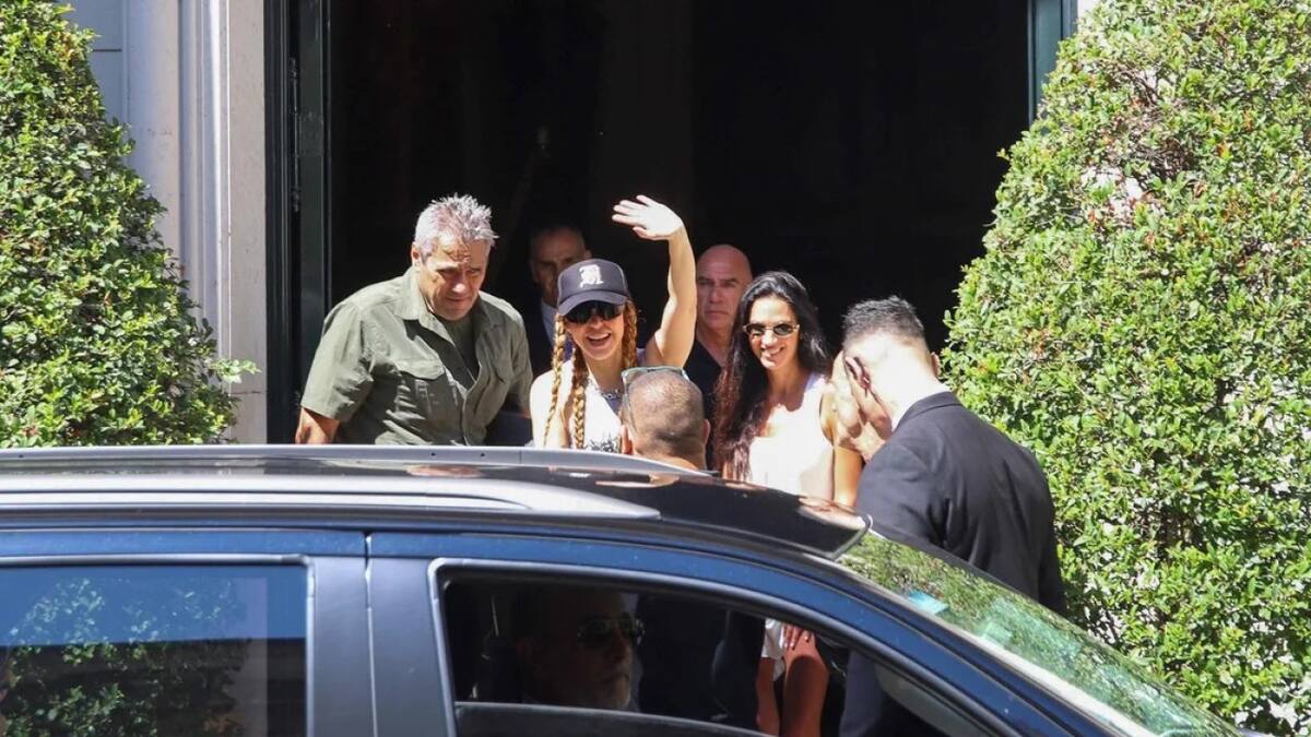 Shakira con sus fanáticos en el hotel de Buenos Aires. Foto: NA.