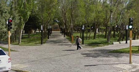 Un nene se electrocutó al tocar un poste de luz en una plaza de Santa Cruz. (Foto: Google Street View)