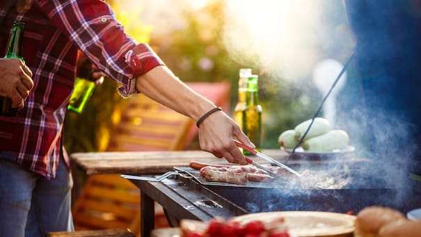 Truco sencillo con papel aluminio para limpiar la parrilla: cómo funciona y qué cuidados hay que tener