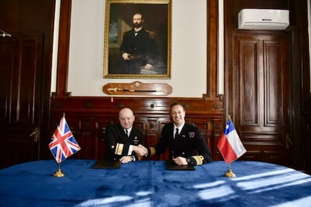 Cooperación entre Chile y Gran Bretaña. Foto: Armada de Chile.