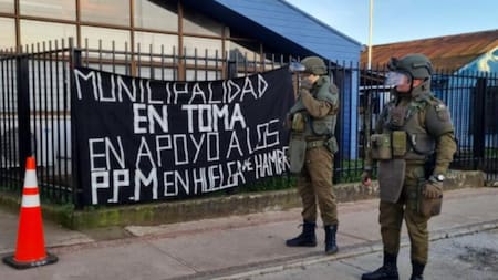 La toma del edificio municipal en la región sureña de La Araucanía. Foto: Gentileza BioBioChile.