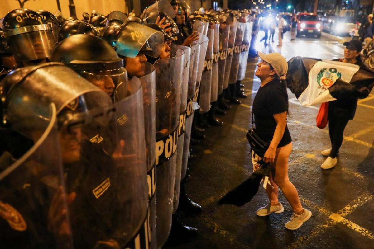 Manifestantes peruanos enfrentándose con la Policía_ Reuters