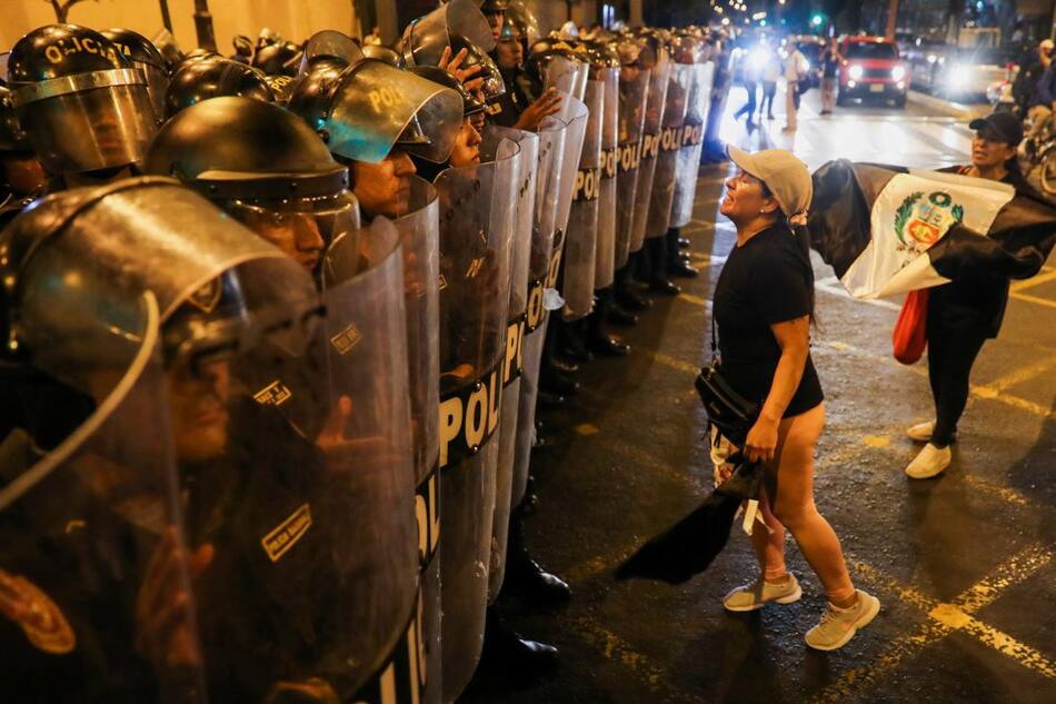 Manifestantes peruanos enfrentándose con la Policía_ Reuters