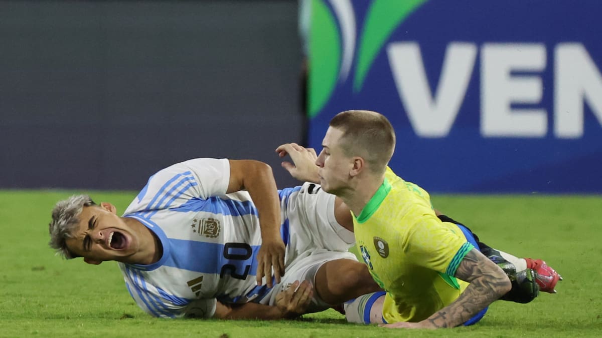 Lesión de Alexander Woiski en el Sudamericano Sub 20. Foto: EFE.
