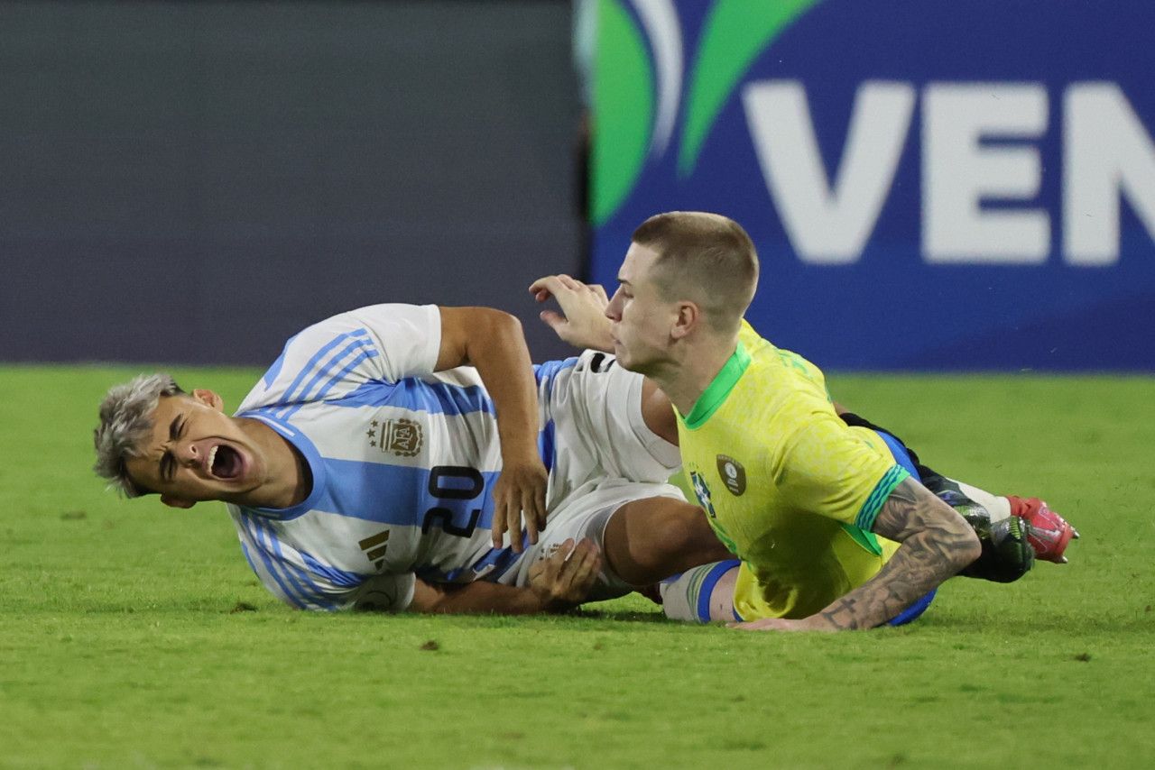 Lesión de Alexander Woiski en el Sudamericano Sub 20. Foto: EFE.