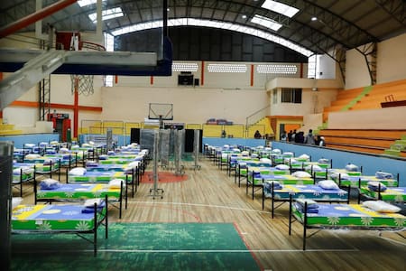 Albergues temporales por el Alud en Ecuador. Foto: Reuters.