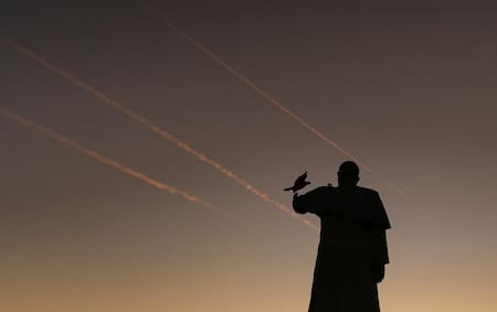 Una estatua del papa Francisco. Foto: Reuters/Jose Luis Gonzalez