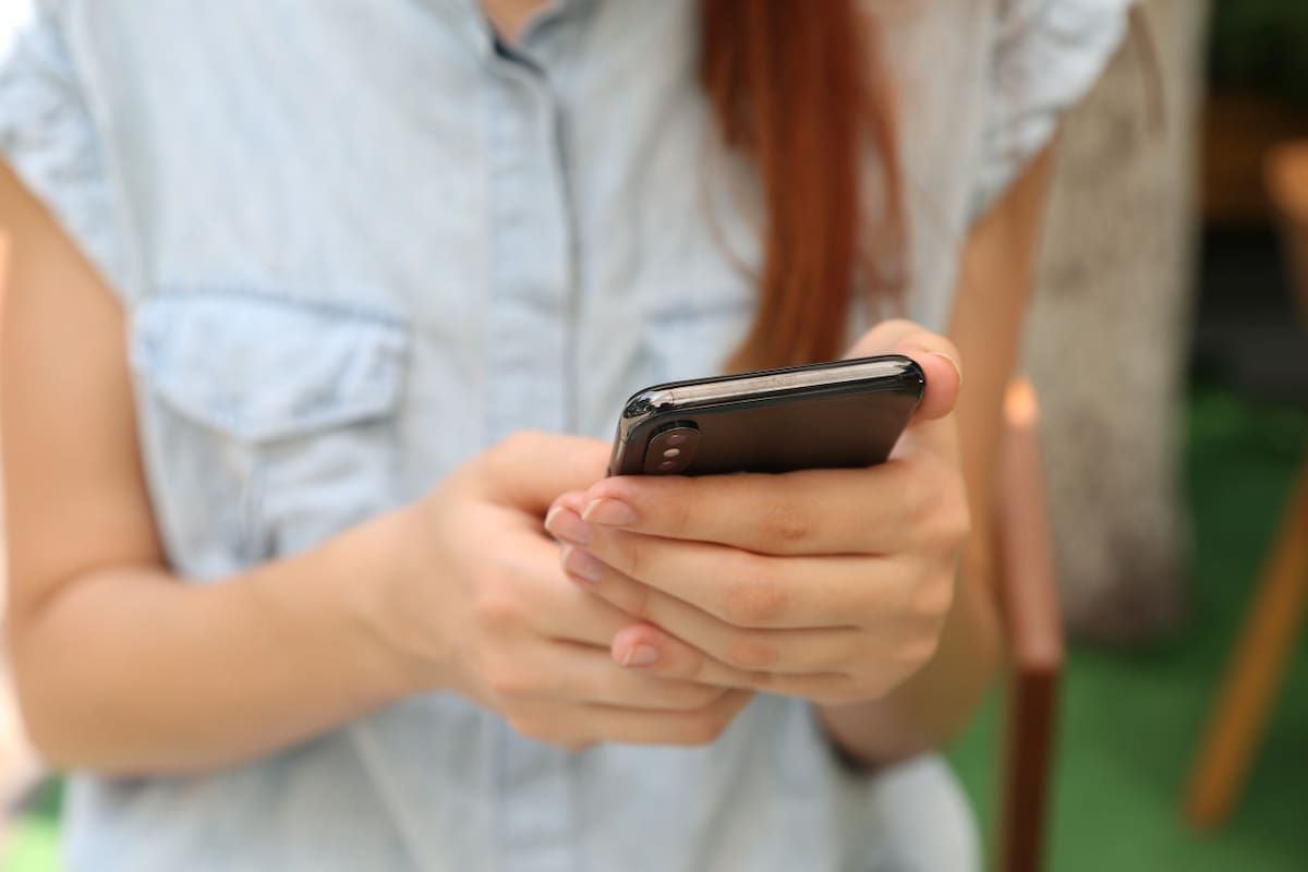 Una maestra fue denunciada por la madre de un alumno por acosarlo sexualmente a través de las redes sociales. Foto: Unsplash