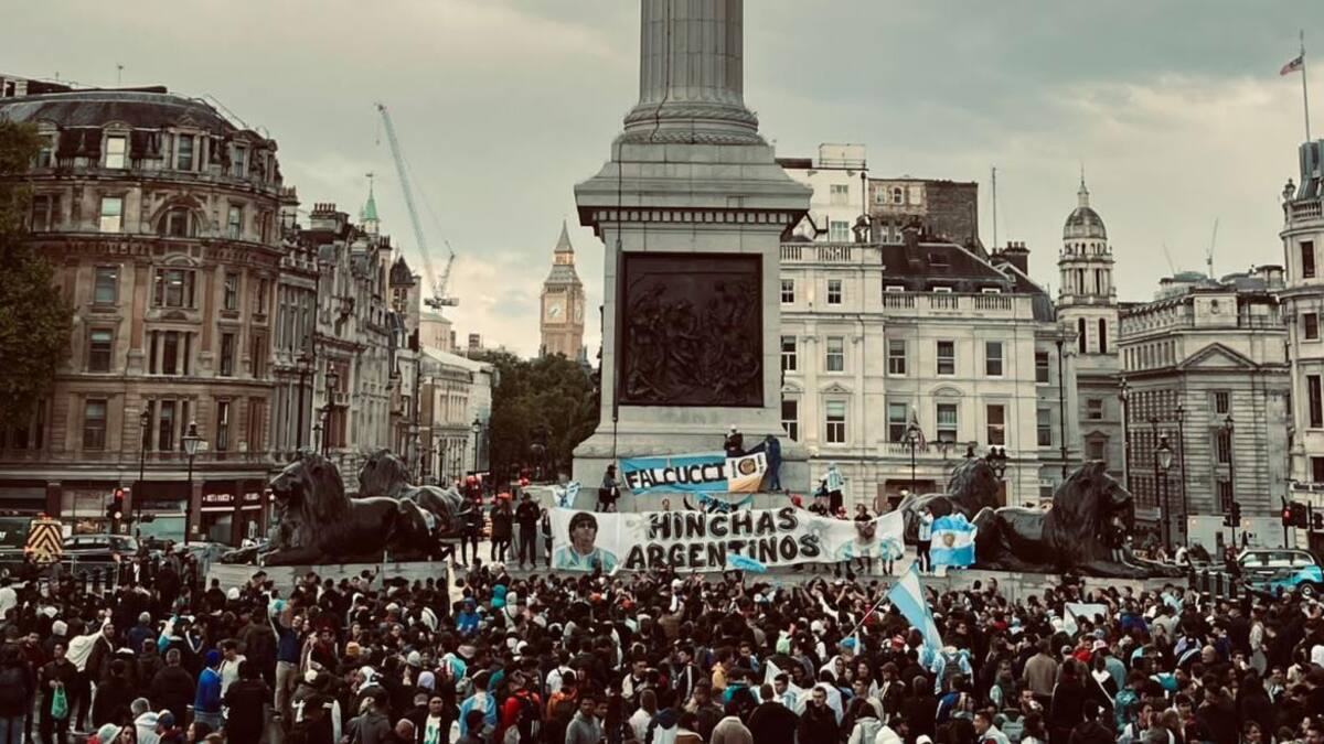 Banderazo argentino en Piccadilly Circus, pleno centro de Londres
