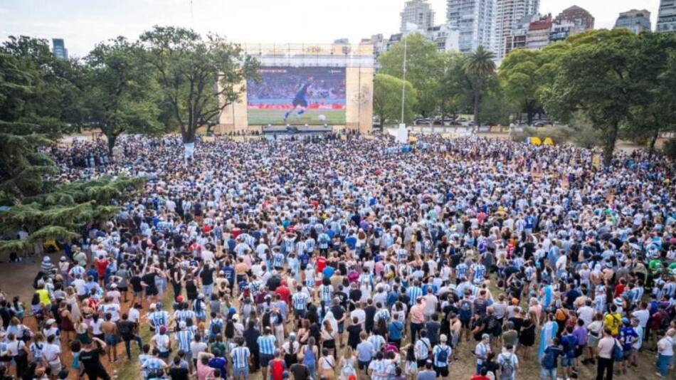 Pantalla gigante para ver a la Selección en el Mundial de Qatar. Foto: NA.