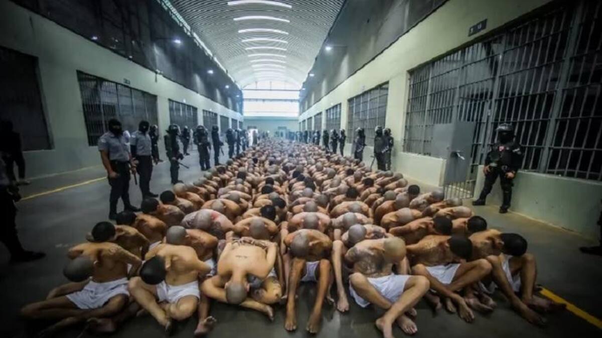 El Salvador: trasladan otros 2.000 pandilleros a la nueva megacárcel. Reuters