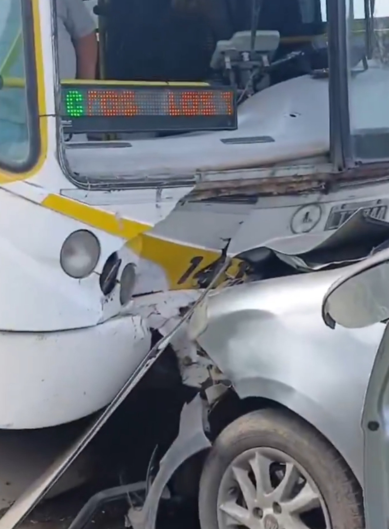 Choque fatal entre un colectivo y un auto. Foto: captura video redes sociales.