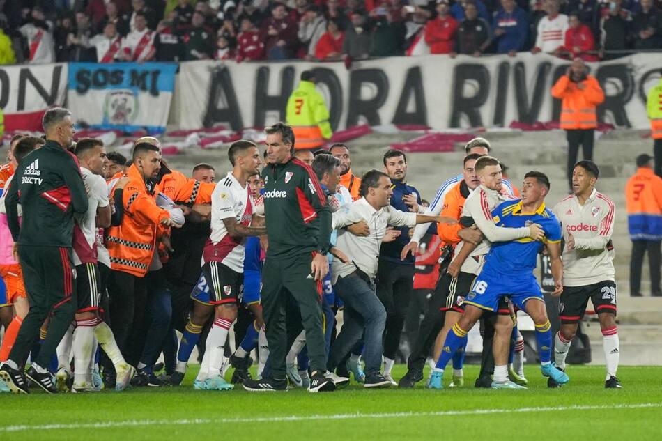 Pelea en el final del Superclásico; River Plate vs. Boca Juniors. Foto: NA.