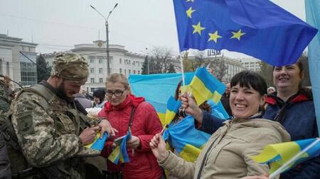Celebración en la calles de Jersón. Foto: Reuters.