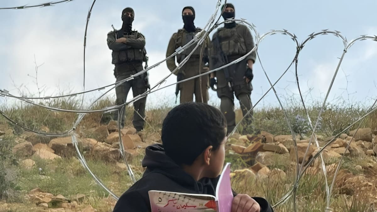 Alambre de púas y aulas vacías en Cisjordania: niños palestinos reciben clases frente a un cerco militar para poder estudiar