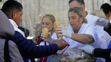 Panazo en Plaza Congreso, entrega de pan, NA