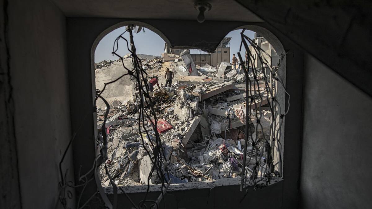 Parte de los escombros producidos tras el ataque a un campo de refugiados en Gaza. Foto: EFE.