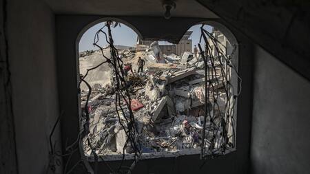 Parte de los escombros producidos tras el ataque a un campo de refugiados en Gaza. Foto: EFE.