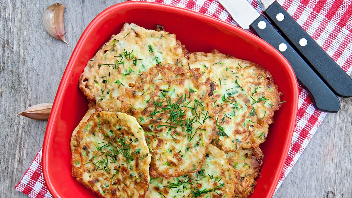Con 1 zucchini, 1 zanahoria y huevo: cómo hacer tortitas saludables para un almuerzo fácil y rápido