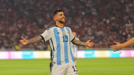 Cuti Romero puso el segundo ante Indonesia. Foto: AFA.