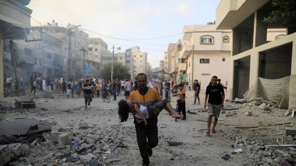 Palestinos afectados por los bombardeos de Israel en Gaza. Foto: REUTERS.
