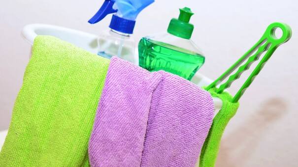 Volver al orden después de Año Nuevo: consejos para limpiar tu casa tras una noche de fiesta