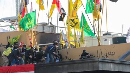 Los gases lacrimógenos surgieron desde dentro de la embajada, REUTERS