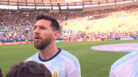 Lionel Messi, cantando el himno Copa América