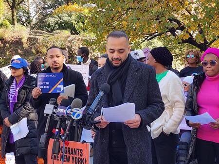 Murad Awawdeh en la protesta por la crisis migratoria en Nueva York. Foto: EFE