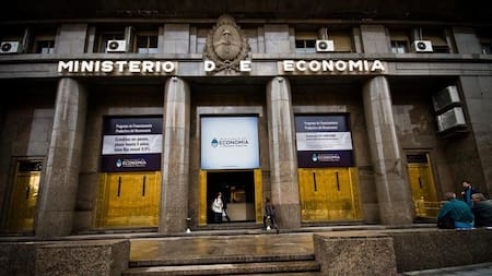 Déficit fiscal regresó en febrero: $76.128 millones el primario y $116.427 millones el financiero