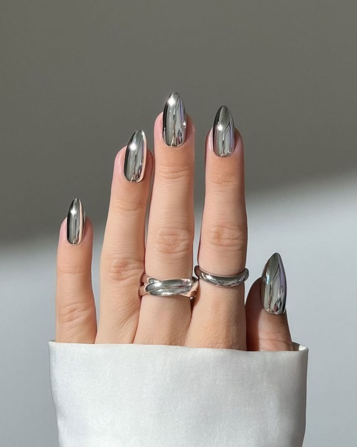 Chrome nails: la manicura futurista