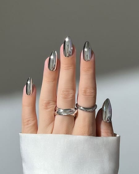 Chrome nails: la manicura futurista
