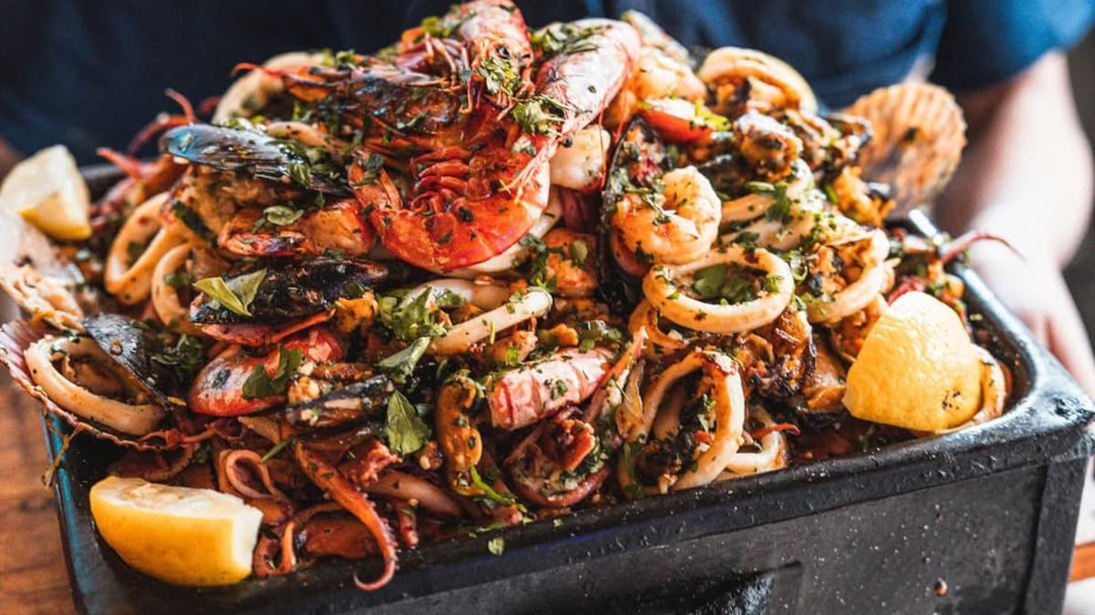 Cuánto cuesta comer en La Pesceria, el bodegón de barrio con las mejores rabas, platos abundantes y comida de mar deliciosa