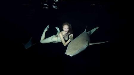 Video y fotos: la "sirena" que se animó danzar desnuda entre tiburones