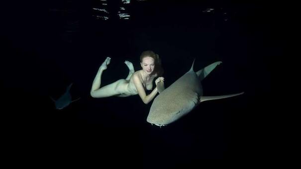Video y fotos: la "sirena" que se animó danzar desnuda entre tiburones