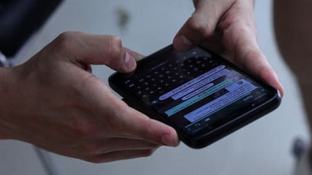 WhatsApp no puede acceder de manera directa a tus mensajes, pero sí tiene una forma de enterarse lo que escribís. Foto: Unsplash.