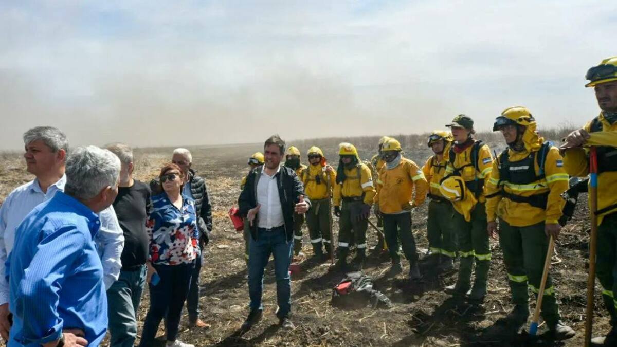 El Ministro de Ambiente, Juan Cabandié, en la zona de incendios en Rosario. Foto: NA.