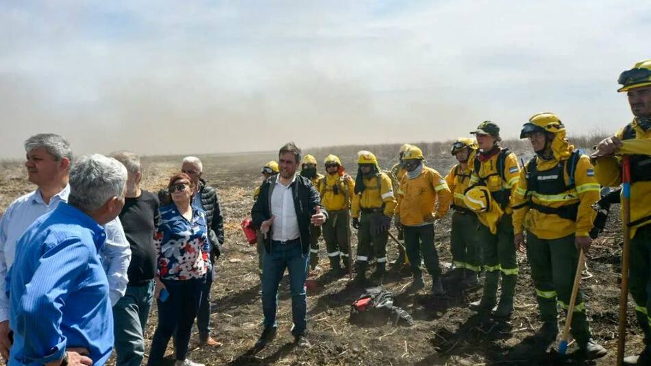 El Ministro de Ambiente, Juan Cabandié, en la zona de incendios en Rosario. Foto: NA.