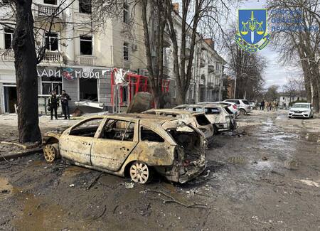 Rusia lanzó un ataque masivo con misiles balísticos en el noreste de Ucrania. EFE/EPA/SERVICIO ESTATAL DE EMERGENCIAS DE UCRANIA