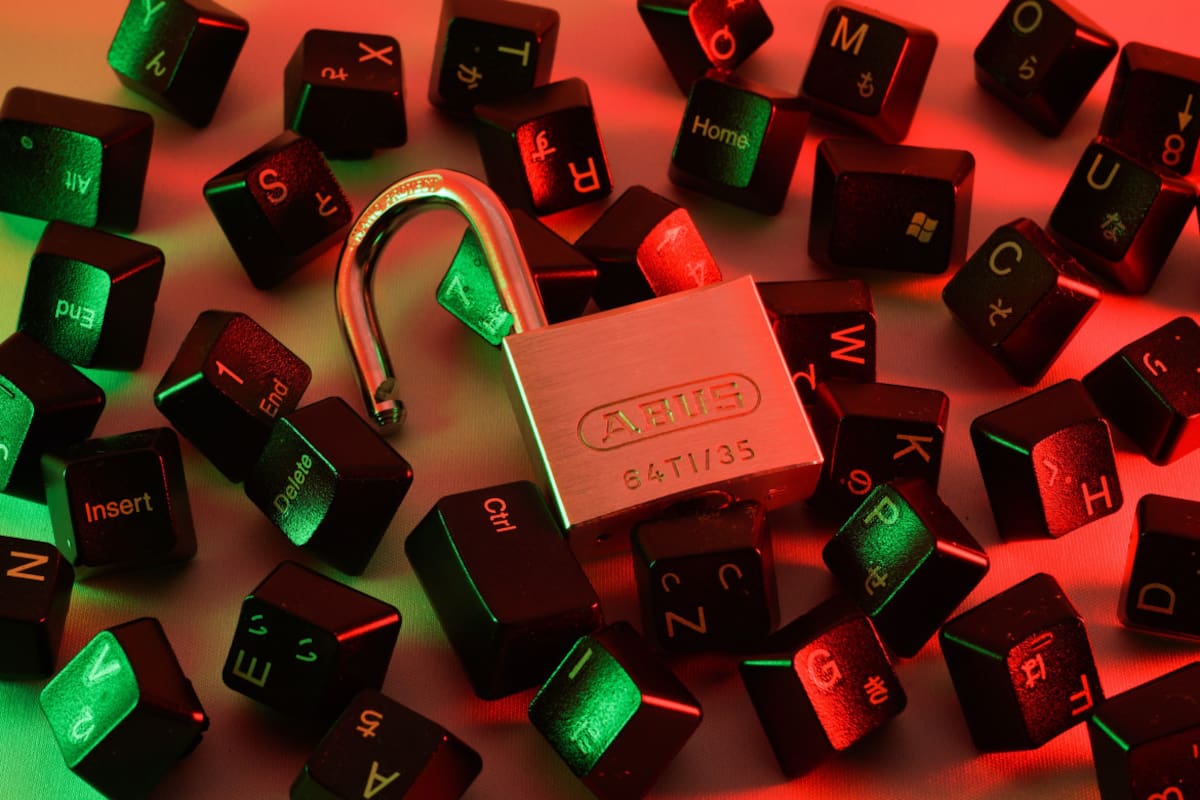Amazon, Google y Microsoft son algunas de las firmas que apoyan la eliminación de contraseñas. Foto Unsplash.
