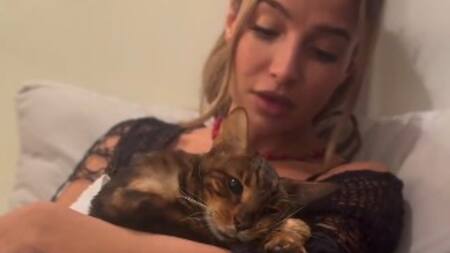 El desgarrador velorio del gatito de Brenda Asnicar: “Voy a extrañarte en todo momento"