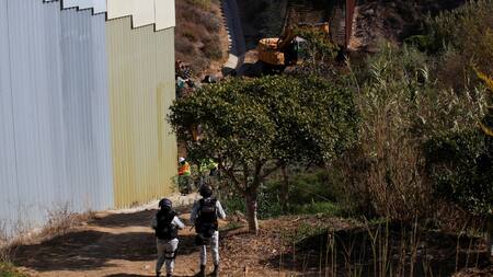 Donald Trump ordenó retomar la construcción del muro fronterizo en Tijuana. Foto: Reuters/Jorge Duenes