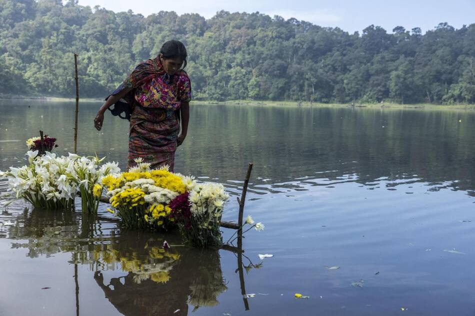 Indígenas participan en una ceremonia en la que agradecen a la naturaleza por la lluvia. Foto: EFE.