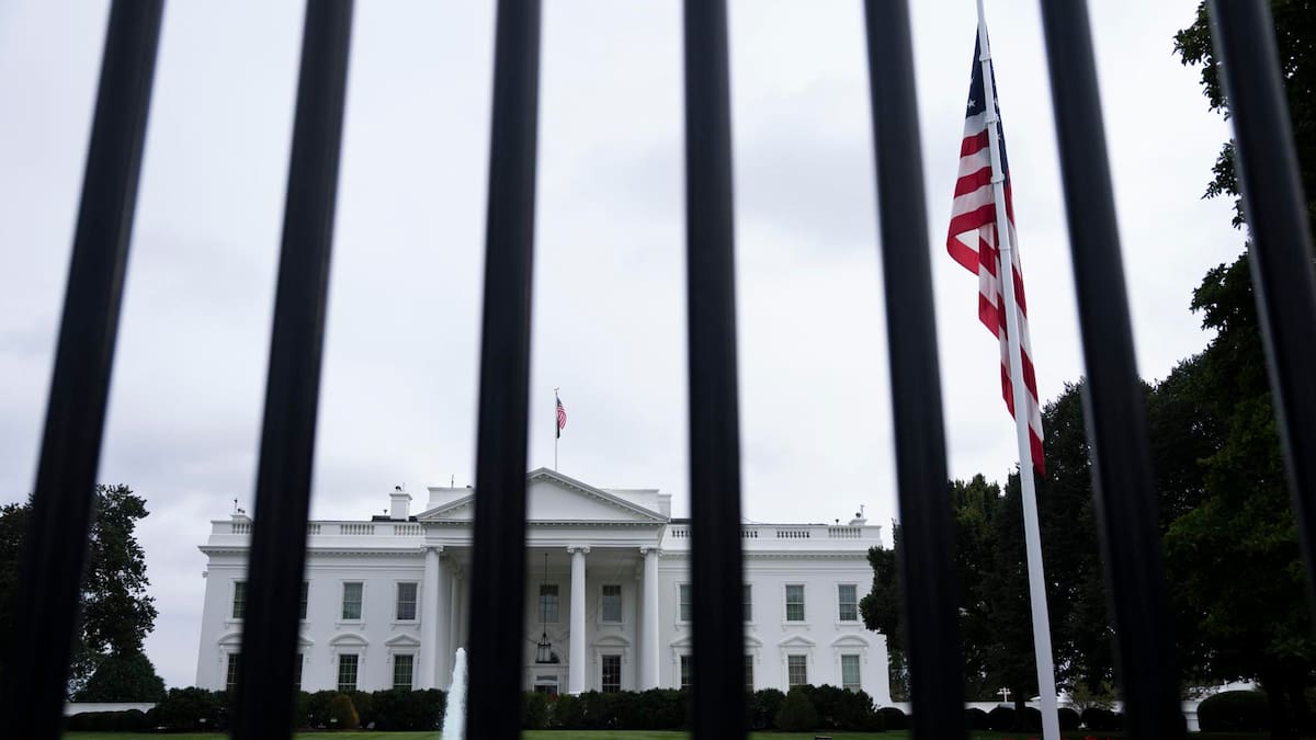 Murió Charlie Kirk: las autoridades buscan al autor del disparo